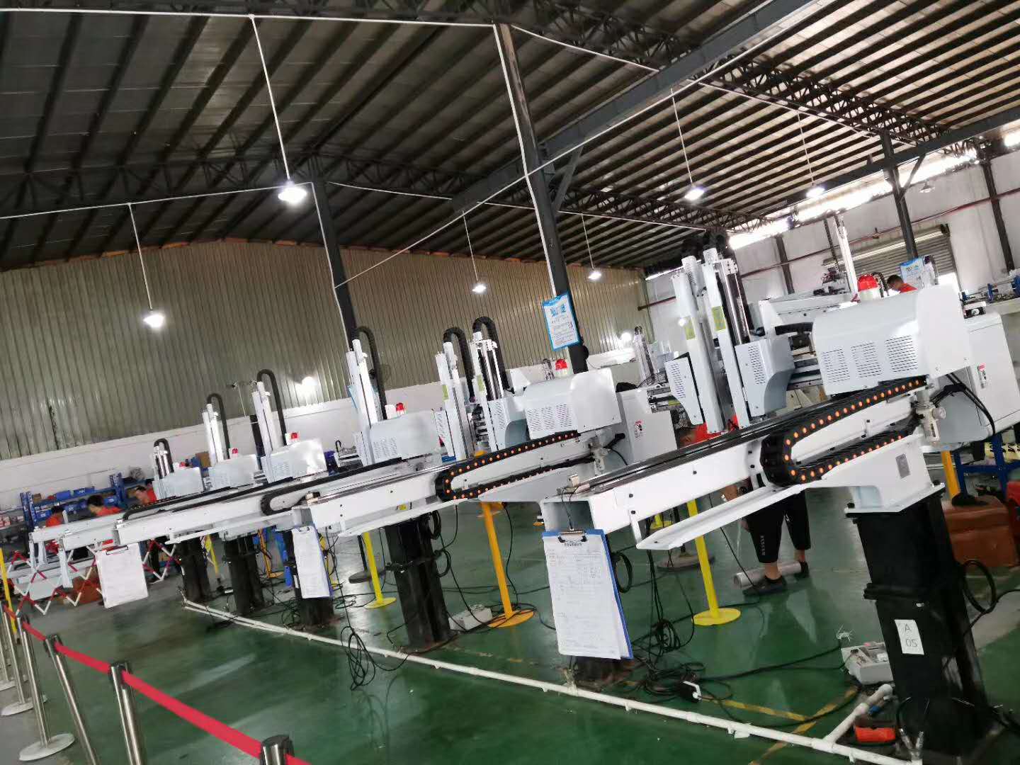 Cách tay robot cho máy ép nhựa EFACTORY